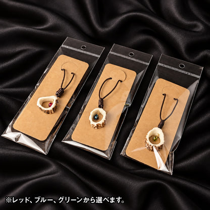 黒いシルクの上に並べた、個別包装の鹿角ビーズネックレス3色