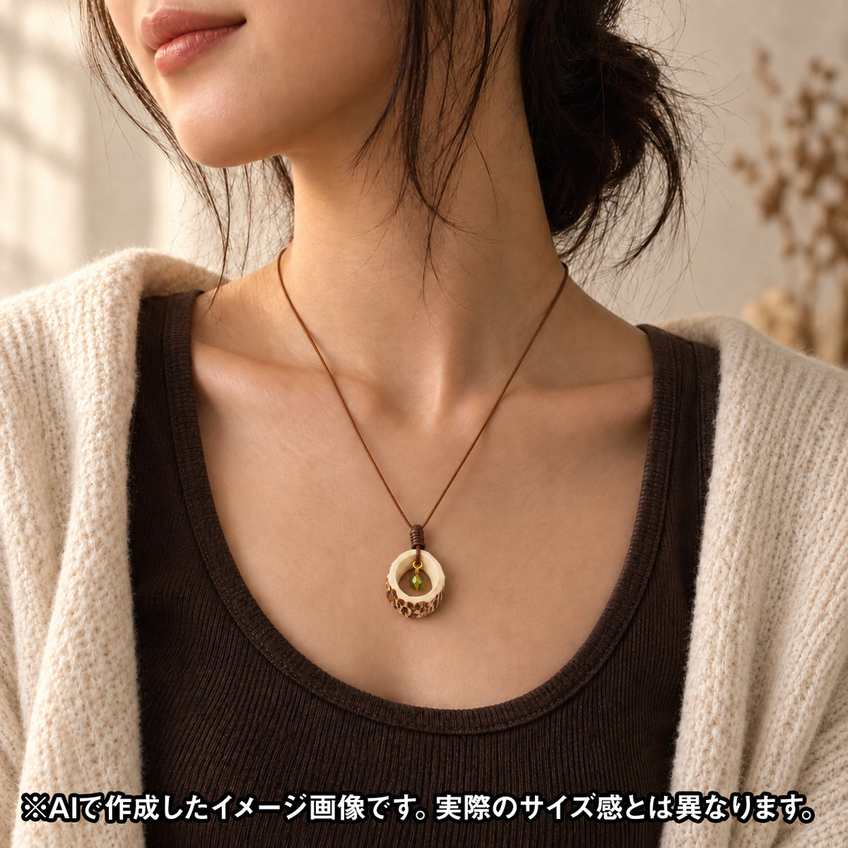 黄緑のビーズ入り鹿角ネックレスを着用した女性の首元